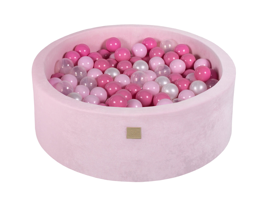 Bällebad aus samtigem Pastellrosa