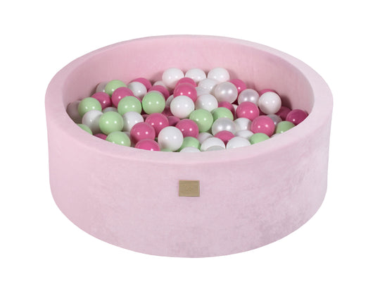 Bällebad aus samtigem Pastellrosa